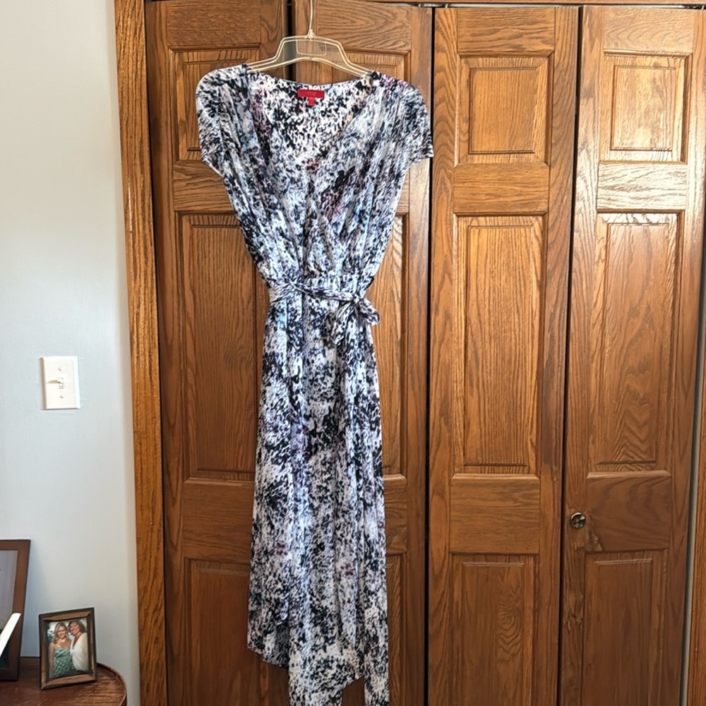 Jennifer Lopez dress. Angled bottom. Lined. 100% poly. Blues on white. 0X.